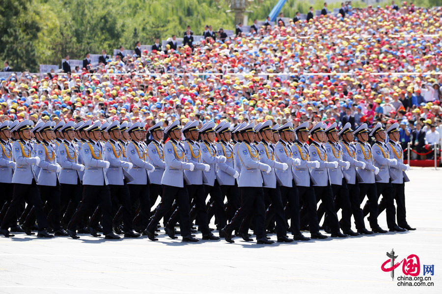  9月3日，中國人民抗日戰爭暨世界反法西斯戰爭勝利70周年紀念大會(huì )在北京隆重舉行，有11個(gè)國家派方隊、6個(gè)國家派代表隊來(lái)華參加閱兵。圖為蒙古國武裝力量方隊通過(guò)天安門(mén)廣場(chǎng)。中國網(wǎng)記者 楊佳攝