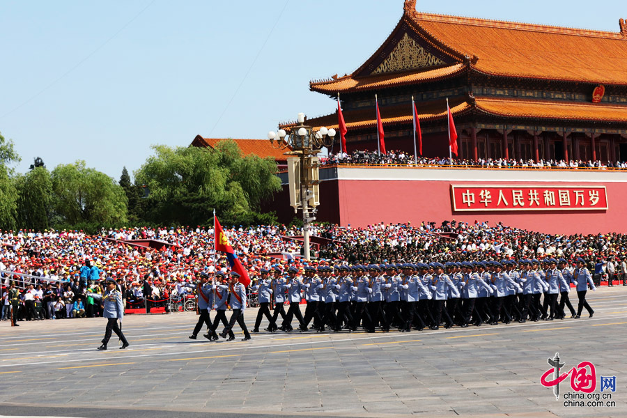 9月3日，中國人民抗日戰爭暨世界反法西斯戰爭勝利70周年紀念大會(huì )在北京隆重舉行，有11個(gè)國家派方隊、6個(gè)國家派代表隊來(lái)華參加閱兵。圖為蒙古國武裝力量方隊通過(guò)天安門(mén)廣場(chǎng)。中國網(wǎng)記者 董寧攝
