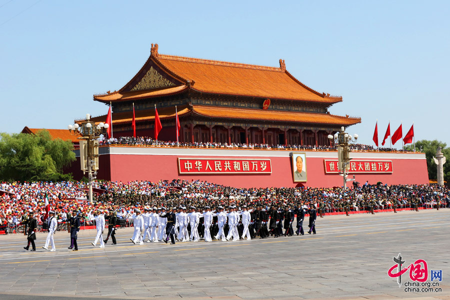  9月3日，中國人民抗日戰爭暨世界反法西斯戰爭勝利70周年紀念大會(huì )在北京隆重舉行，有11個(gè)國家派方隊、6個(gè)國家派代表隊來(lái)華參加閱兵。圖為墨西哥武裝力量方隊通過(guò)天安門(mén)廣場(chǎng)。中國網(wǎng)記者 董寧攝