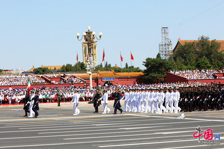 9月3日，中國人民抗日戰爭暨世界反法西斯戰爭勝利70周年紀念大會(huì )在北京隆重舉行，有11個(gè)國家派方隊、6個(gè)國家派代表隊來(lái)華參加閱兵。圖為墨西哥武裝力量方隊通過(guò)天安門(mén)廣場(chǎng)。中國網(wǎng)記者 董寧攝