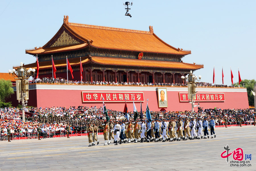 9月3日，中國人民抗日戰爭暨世界反法西斯戰爭勝利70周年紀念大會(huì )在北京隆重舉行，有11個(gè)國家派方隊、6個(gè)國家派代表隊來(lái)華參加閱兵。圖為巴基斯坦武裝力量方隊通過(guò)天安門(mén)廣場(chǎng)。中國網(wǎng)記者 董寧攝 
