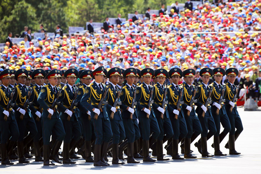  9月3日，中國人民抗日戰爭暨世界反法西斯戰爭勝利70周年紀念大會(huì )在北京隆重舉行，有11個(gè)國家派方隊、6個(gè)國家派代表隊來(lái)華參加閱兵。圖為塔吉克斯坦武裝力量方隊通過(guò)天安門(mén)廣場(chǎng)。中國網(wǎng)記者 楊佳攝