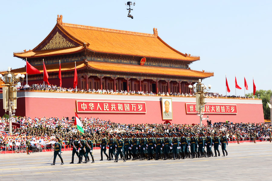  9月3日，中國人民抗日戰爭暨世界反法西斯戰爭勝利70周年紀念大會(huì )在北京隆重舉行，有11個(gè)國家派方隊、6個(gè)國家派代表隊來(lái)華參加閱兵。圖為塔吉克斯坦武裝力量方隊通過(guò)天安門(mén)廣場(chǎng)。中國網(wǎng)記者 董寧攝