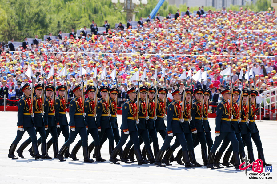  9月3日，中國人民抗日戰爭暨世界反法西斯戰爭勝利70周年紀念大會(huì )在北京隆重舉行，有11個(gè)國家派方隊、6個(gè)國家派代表隊來(lái)華參加閱兵。圖為俄羅斯聯(lián)邦武裝力量方隊通過(guò)天安門(mén)廣場(chǎng)。中國網(wǎng)記者 楊佳攝