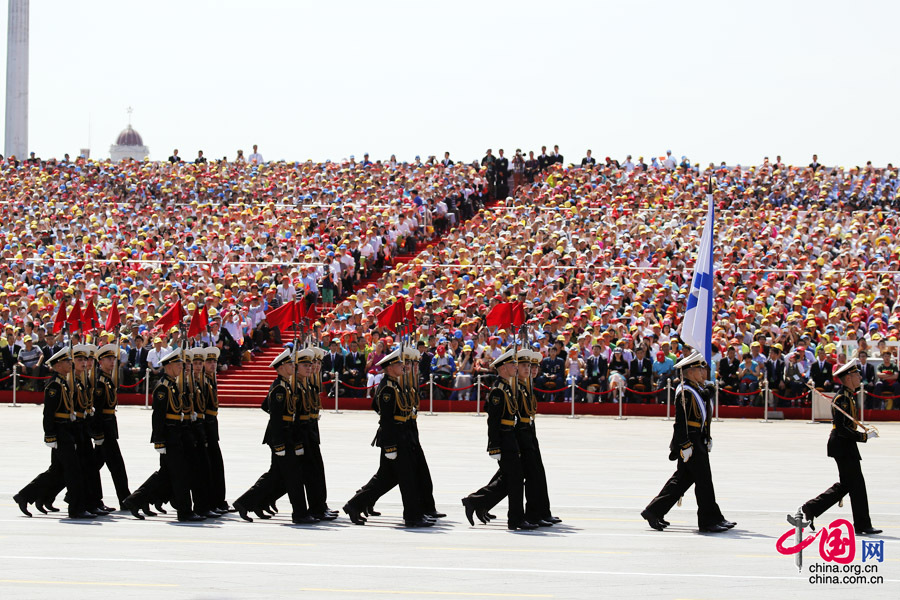 9月3日，中國人民抗日戰爭暨世界反法西斯戰爭勝利70周年紀念大會(huì )在北京隆重舉行，有11個(gè)國家派方隊、6個(gè)國家派代表隊來(lái)華參加閱兵。圖為俄羅斯聯(lián)邦武裝力量方隊通過(guò)天安門(mén)廣場(chǎng)